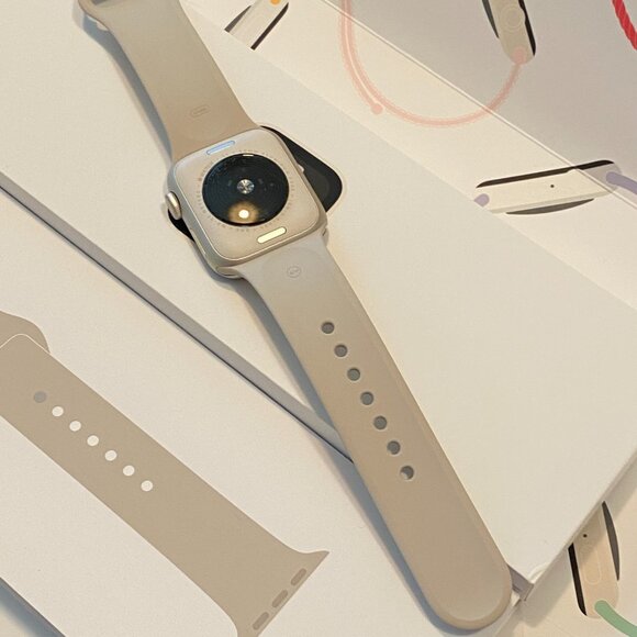 Apple SE 2nd Gen Smartwatch GPS 40mm Starlight Aluminum - Worn Once - Picture 4 of 5